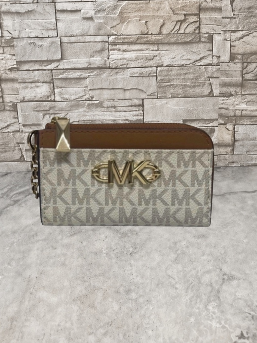 Michael Kors Piper Small Corner Card Case
Keychain MK Signature Logo Vanilla